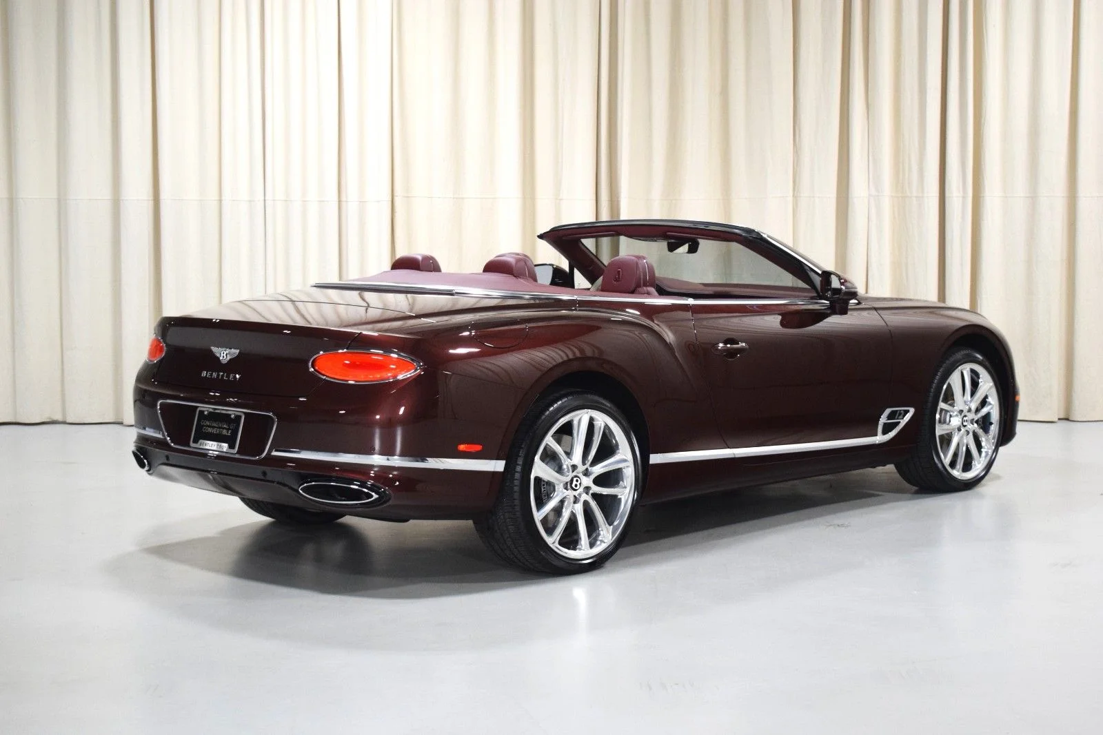 Used 2021 Red Bentley  image 3