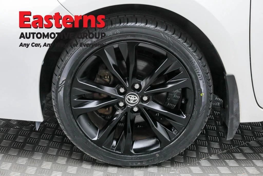 Used 2018 White Toyota SE image 30