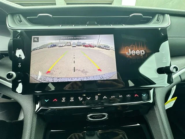 New 2026 Diamond Black Crystal Pearl-Coat Exterior Paint Jeep Laredo Altitude image 19