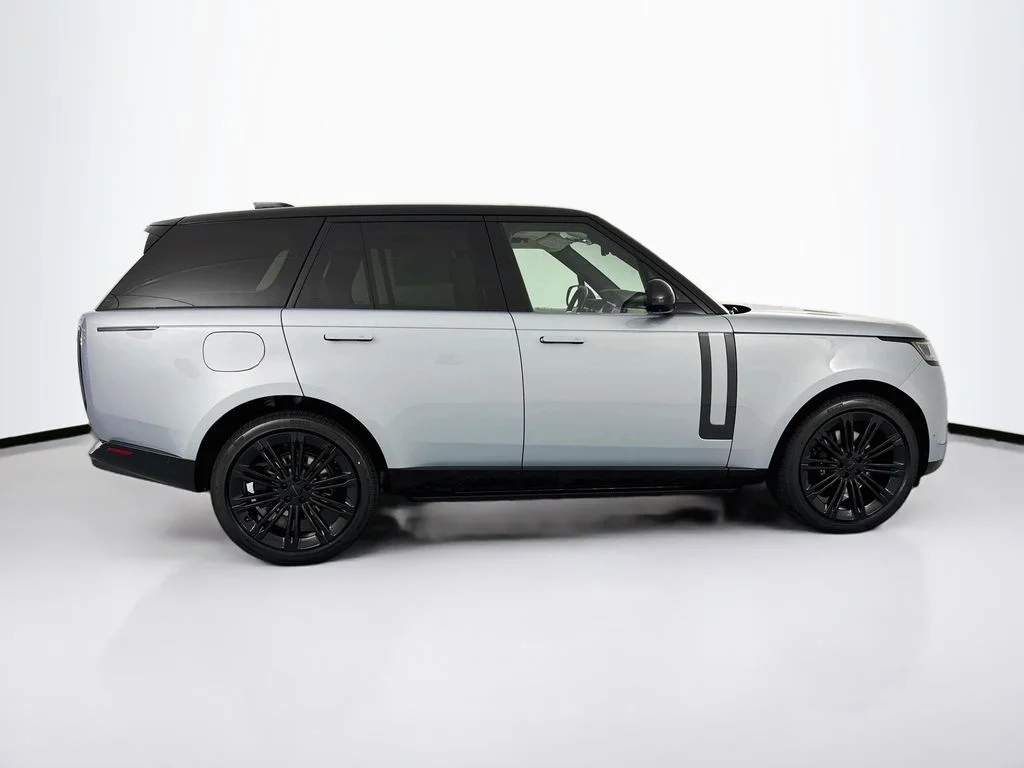 New 2026 Ionian Silver in Gloss finish Land Rover SE image 4