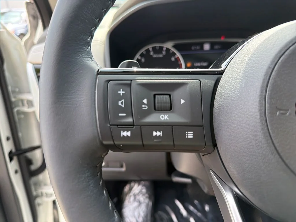 Used 2023 White Nissan SL image 23