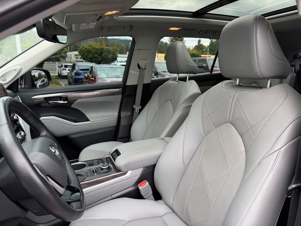Used 2022 Magnetic Gray Metallic Toyota Platinum image 15