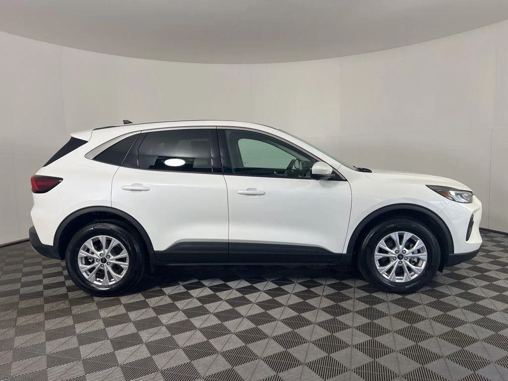 Used 2023 White Metallic Ford Active image 3