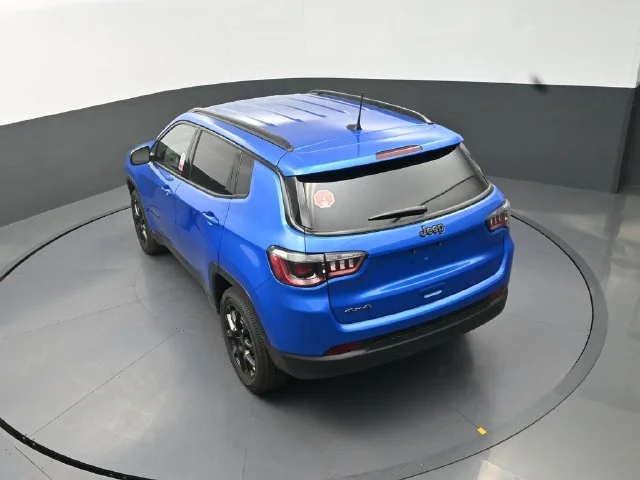 New 2026 Hydro Blue Pearl-Coat Exterior Paint Jeep Latitude image 14