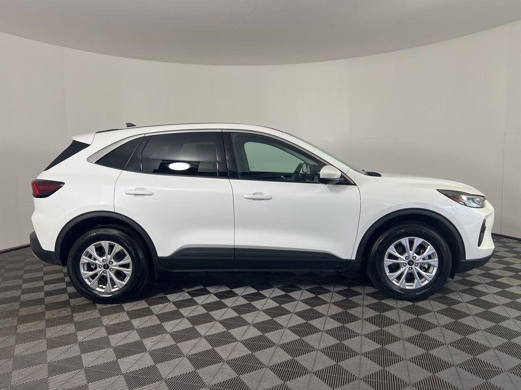 Used 2023 White Metallic Ford Active image 3