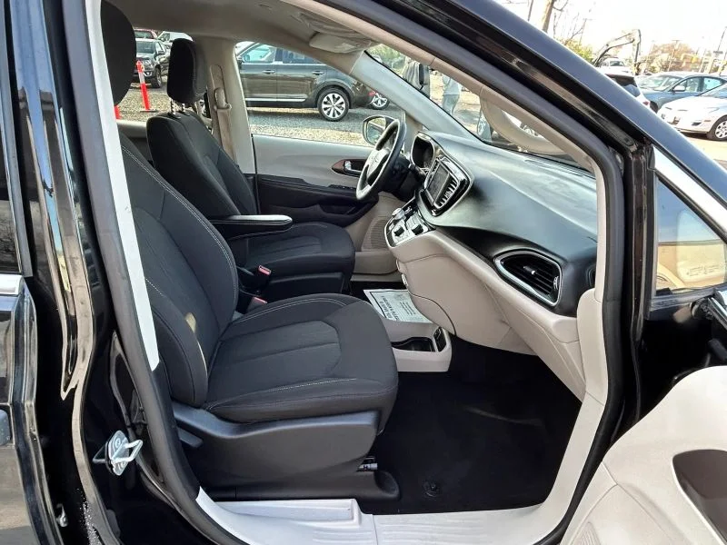 Used 2021 Black Chrysler L Minivan 4D image 22