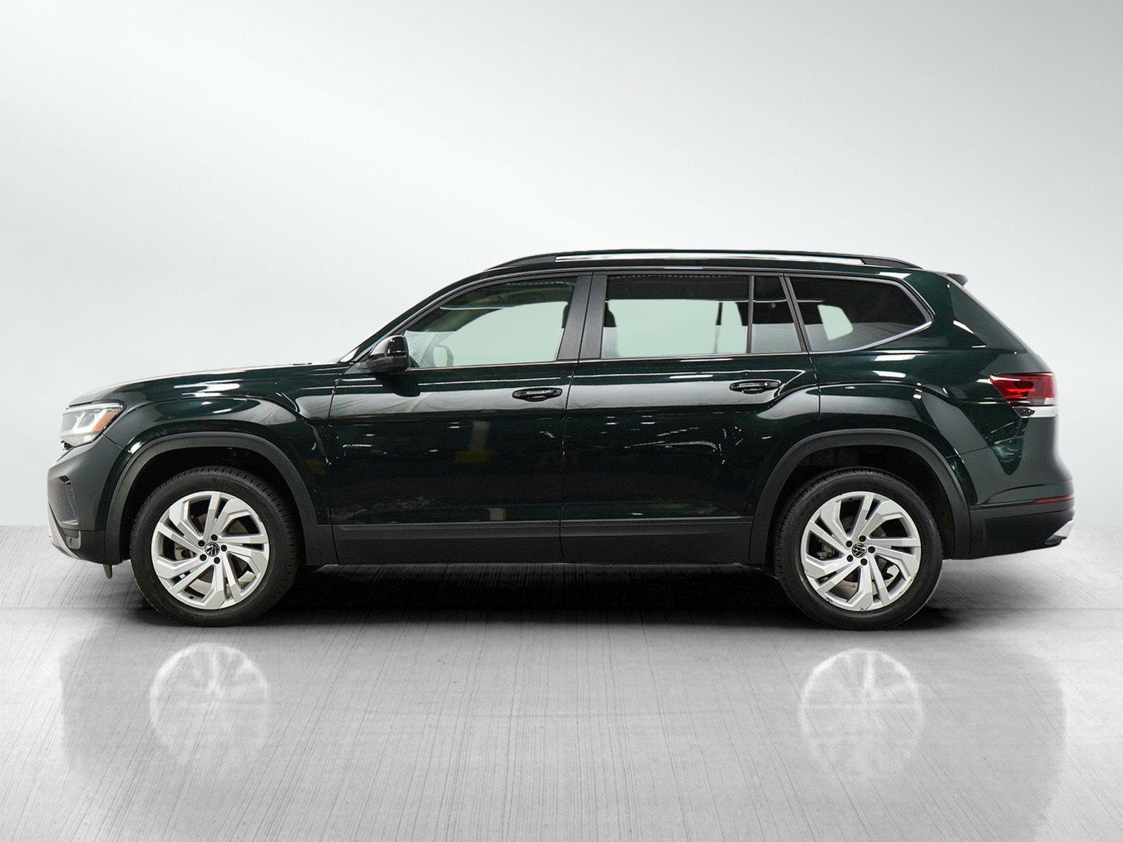 Used 2021 Volkswagen Atlas SE w/Tech with VIN 1V2HR2CA1MC528335 for sale in Burnsville, Minnesota