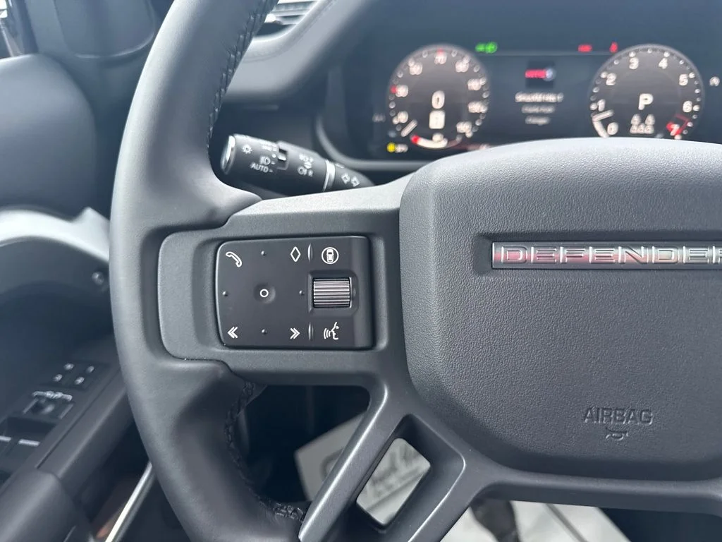 2025 Land Rover Defender X-Dynamic SE - Photo 18