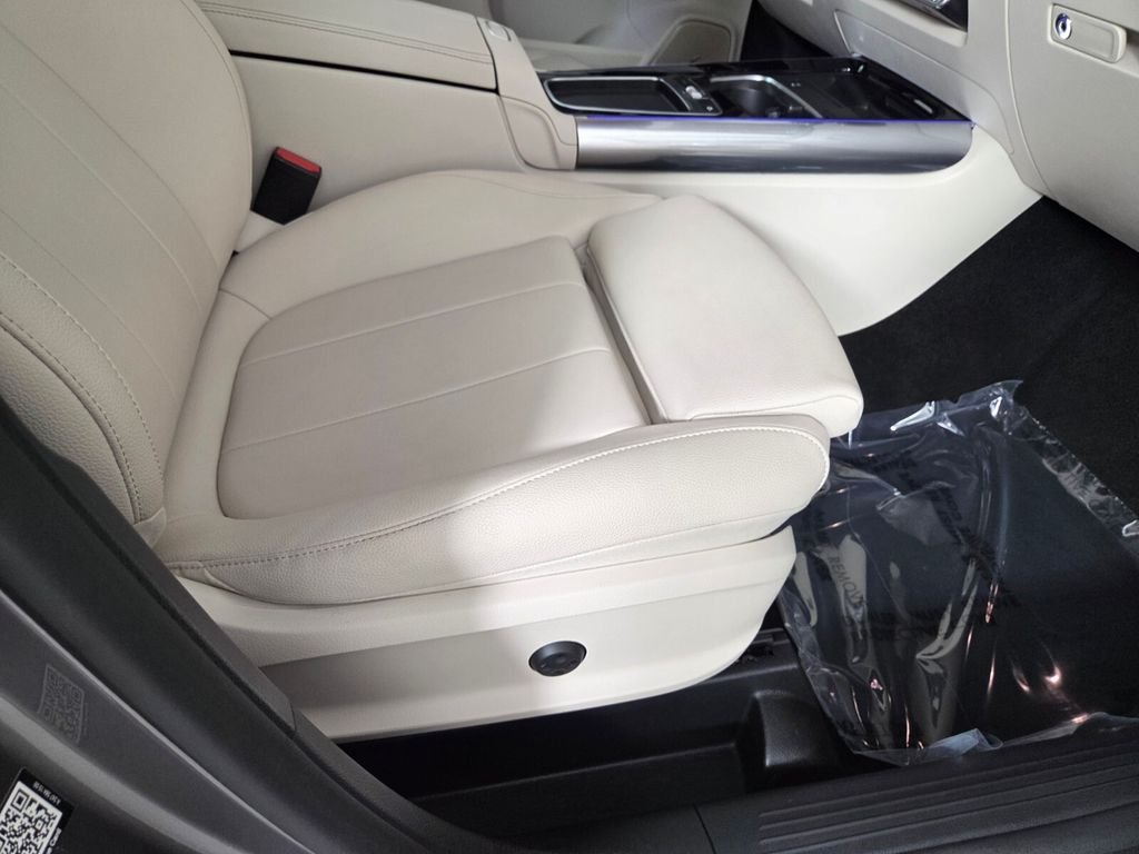 Certified Used 2025 Gray Mercedes-Benz GLA 250 image 33