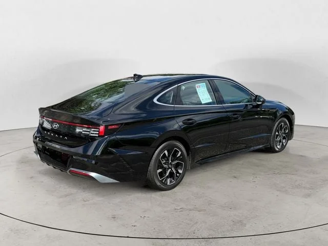 Used 2024 Onyx Black Hyundai SEL image 5