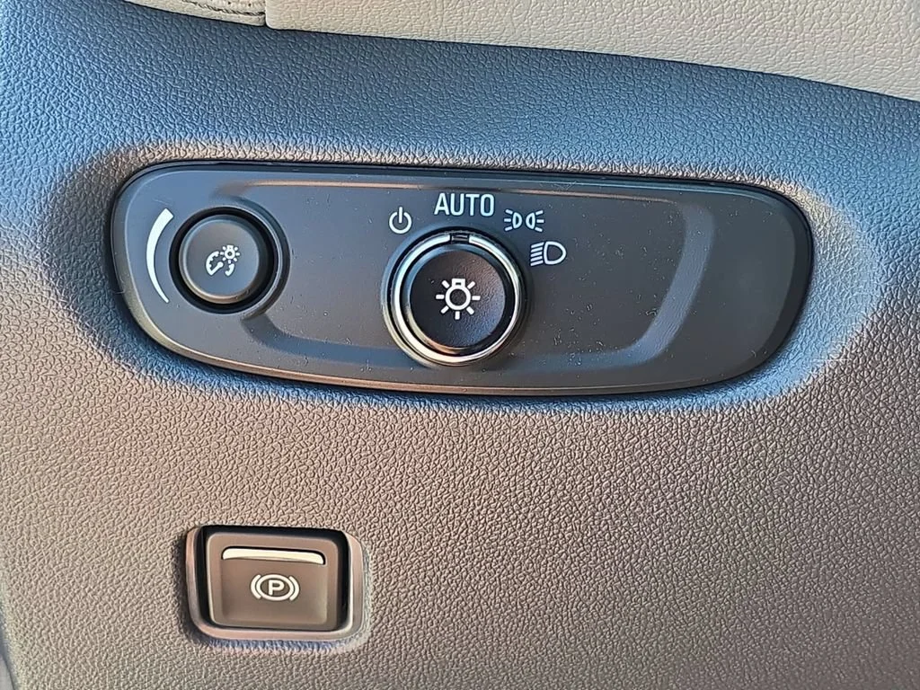 Used 2022 BLUE GLOW METALLIC Chevrolet LT image 18