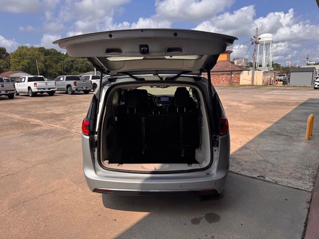 Used 2023 Silver Chrysler Touring L image 15