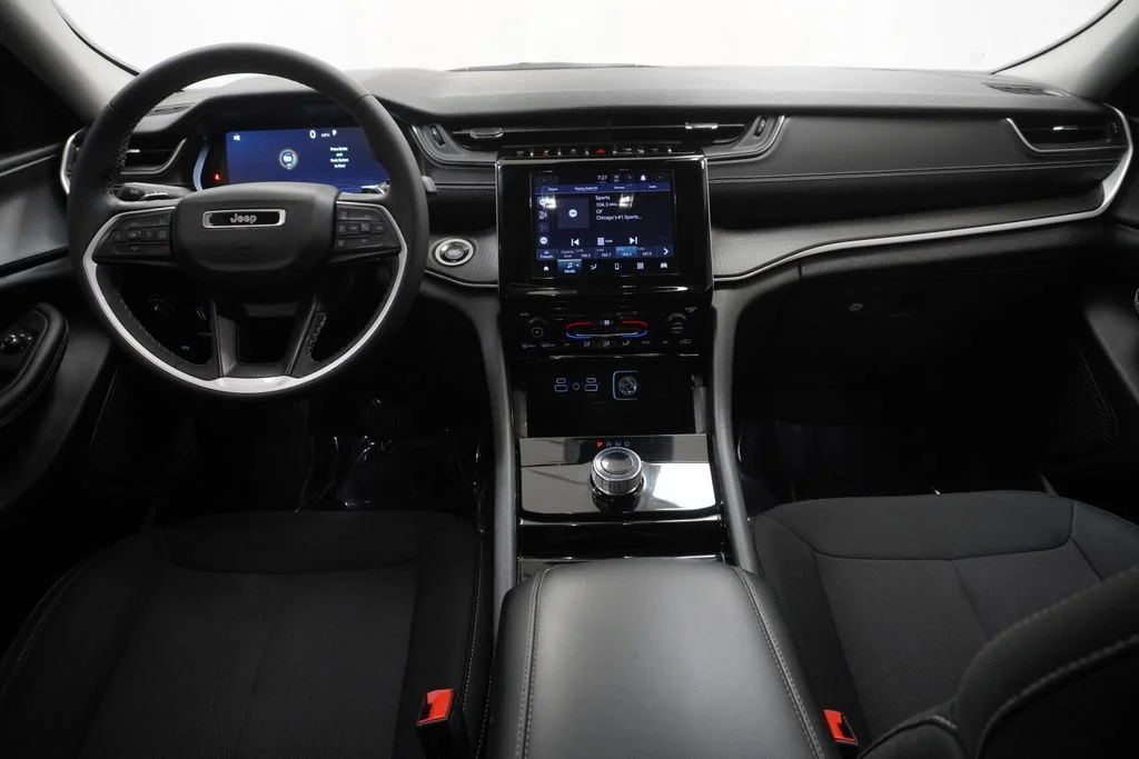 Used 2023 White/off-white Jeep Laredo image 27