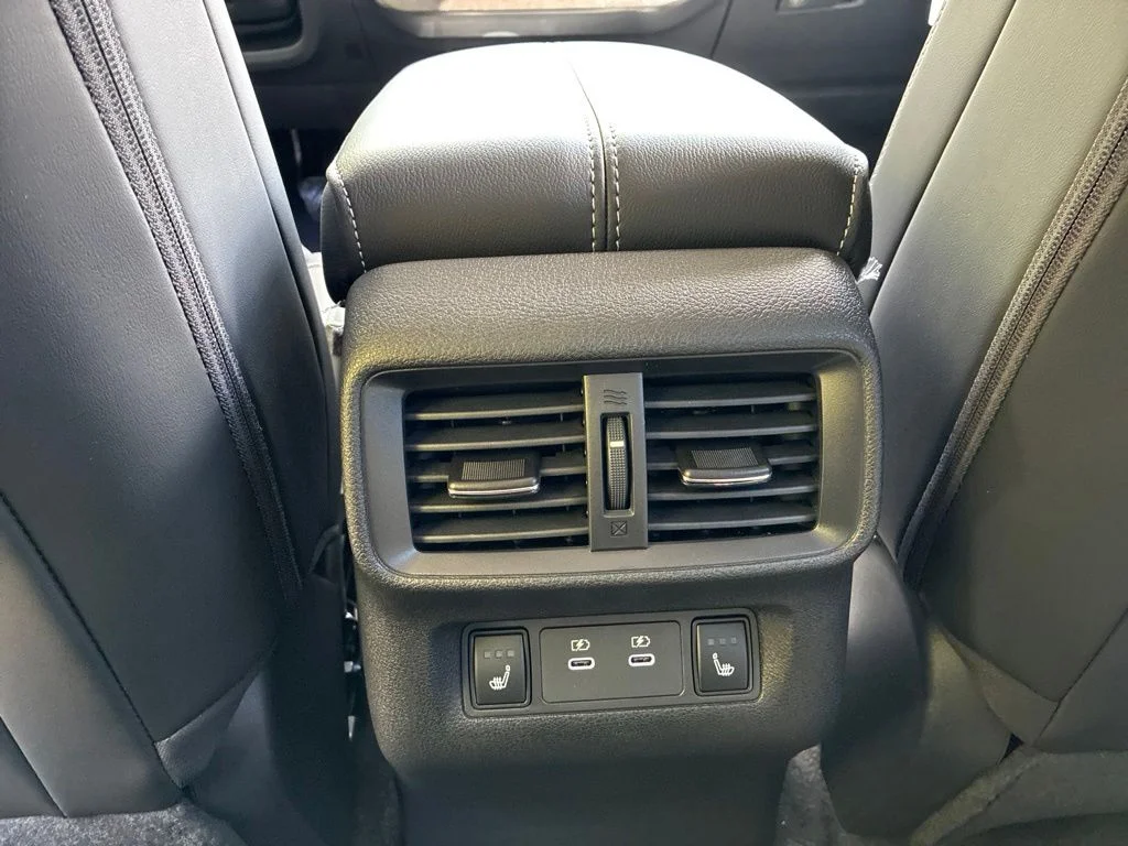 New 2026 Boulder Gray Pearl / Super Black Two-tone Nissan Platinum image 27