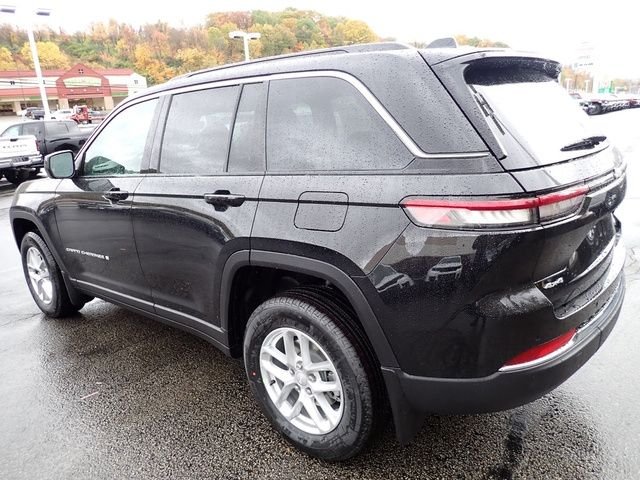 New 2025 Diamond Black Crystal Pearl-Coat Exterior Paint Jeep Laredo X image 3