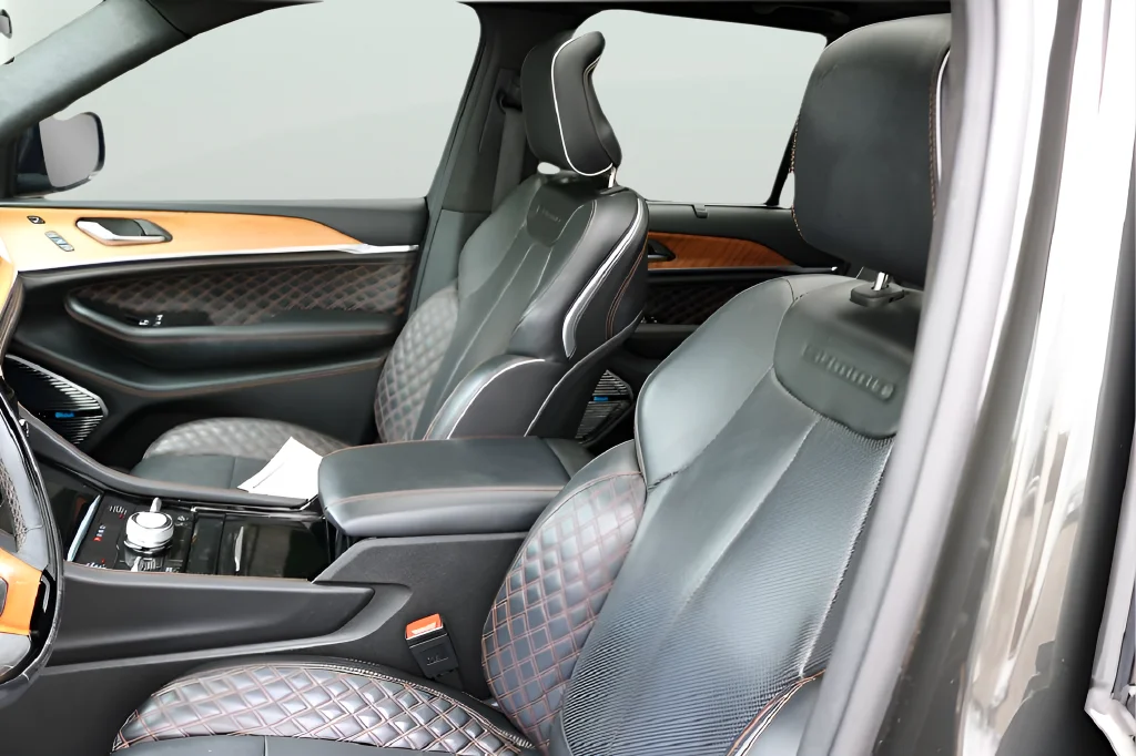 Used 2023  Jeep Summit Reserve image 7