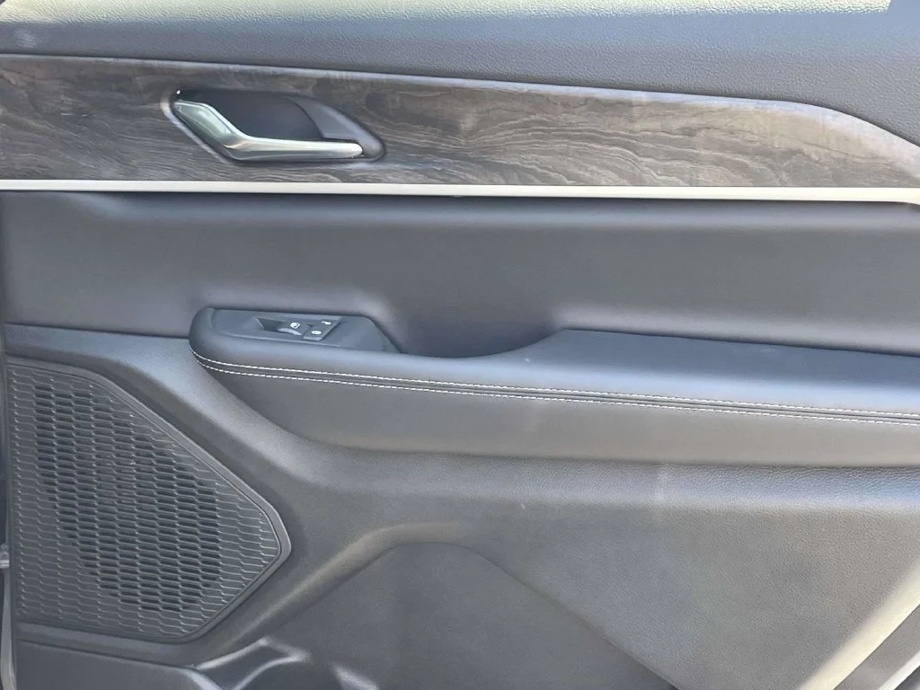 New 2027 Sting-Gray Clear-Coat Paint Jeep Laredo Altitude image 18