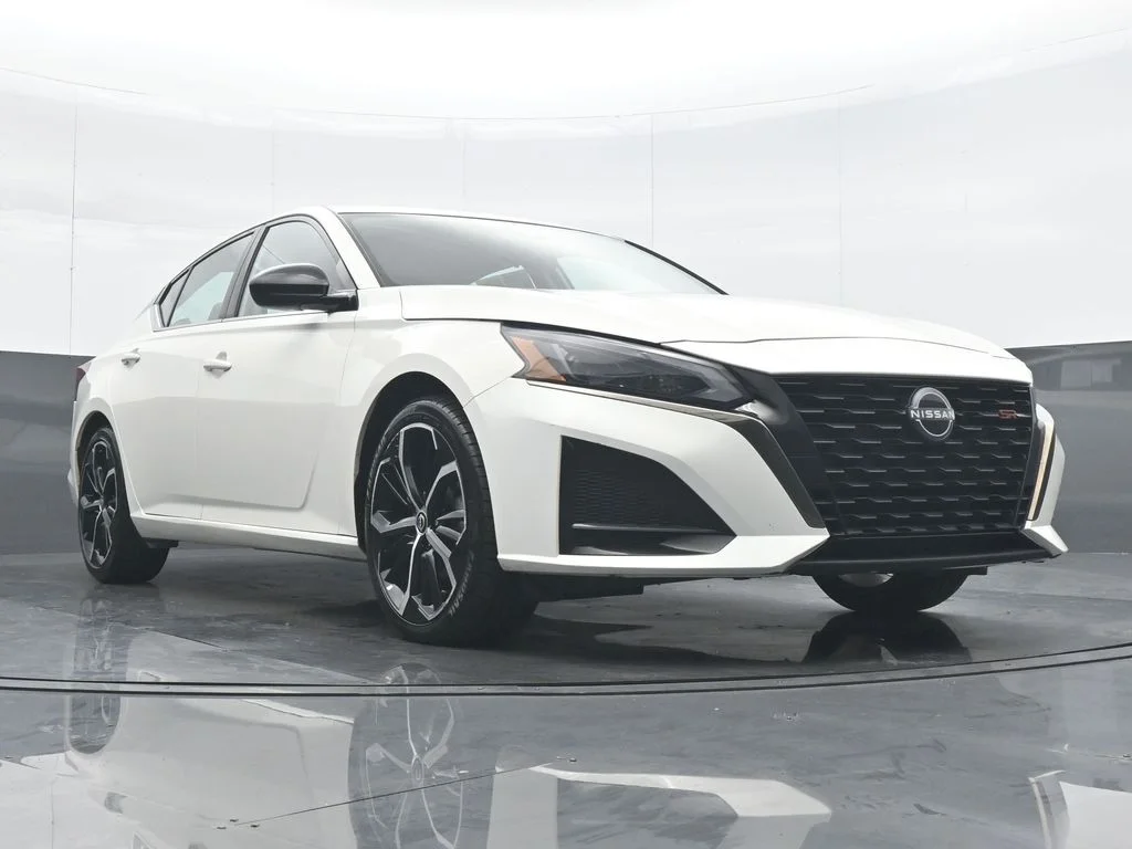 Used 2025 White Nissan 2.5 SR image 34