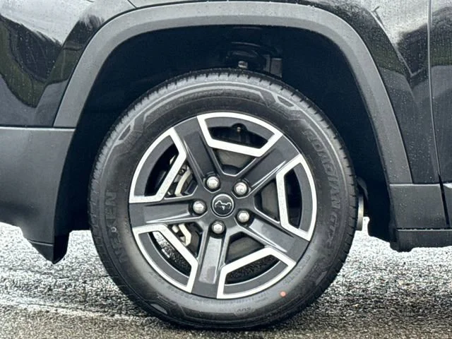 New 2026 Diamond Black Crystal Pearl-Coat Exterior Paint Jeep Laredo image 8