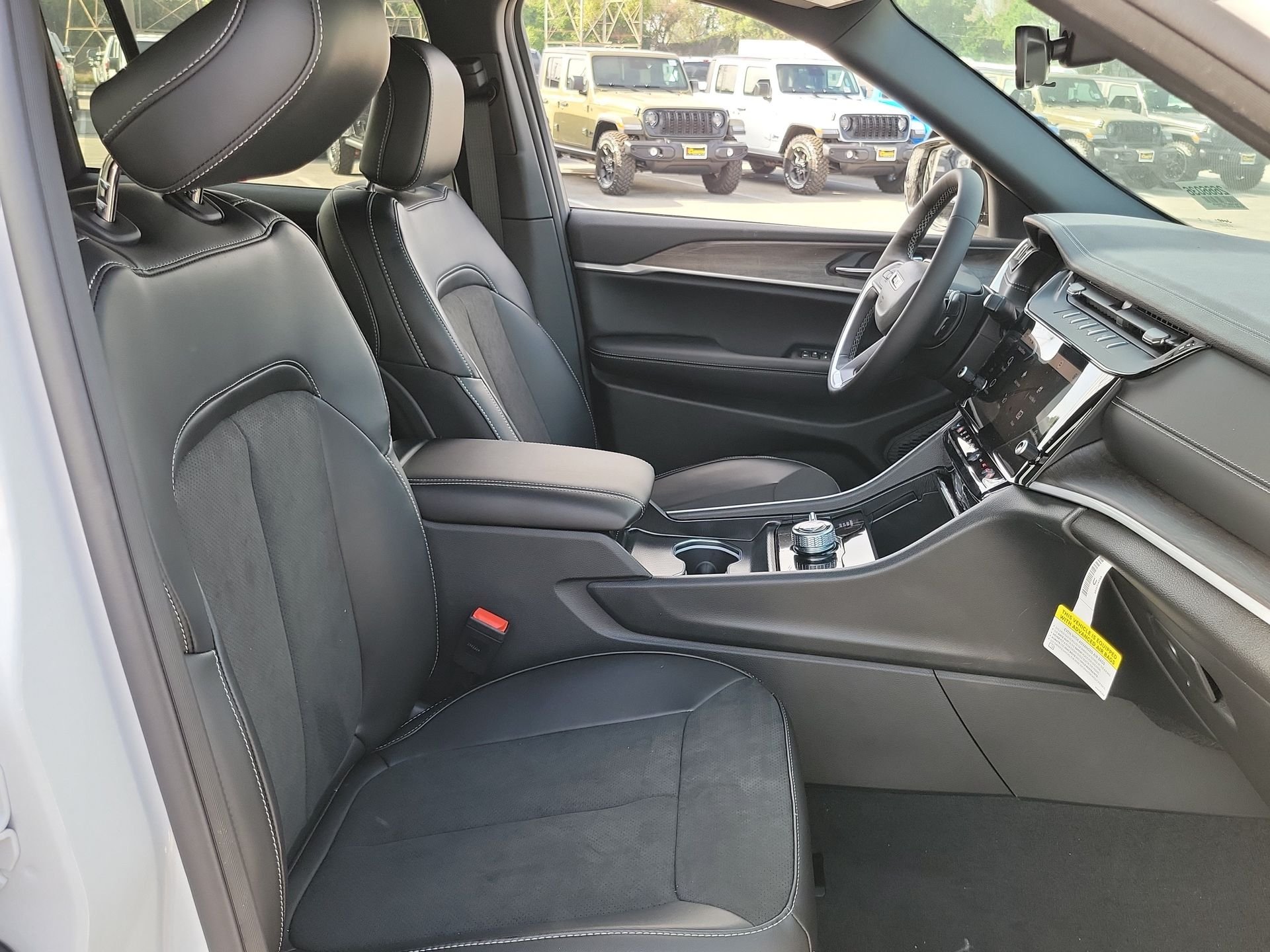 New 2026 Bright White Clear-Coat Exterior Paint Jeep Altitude image 16