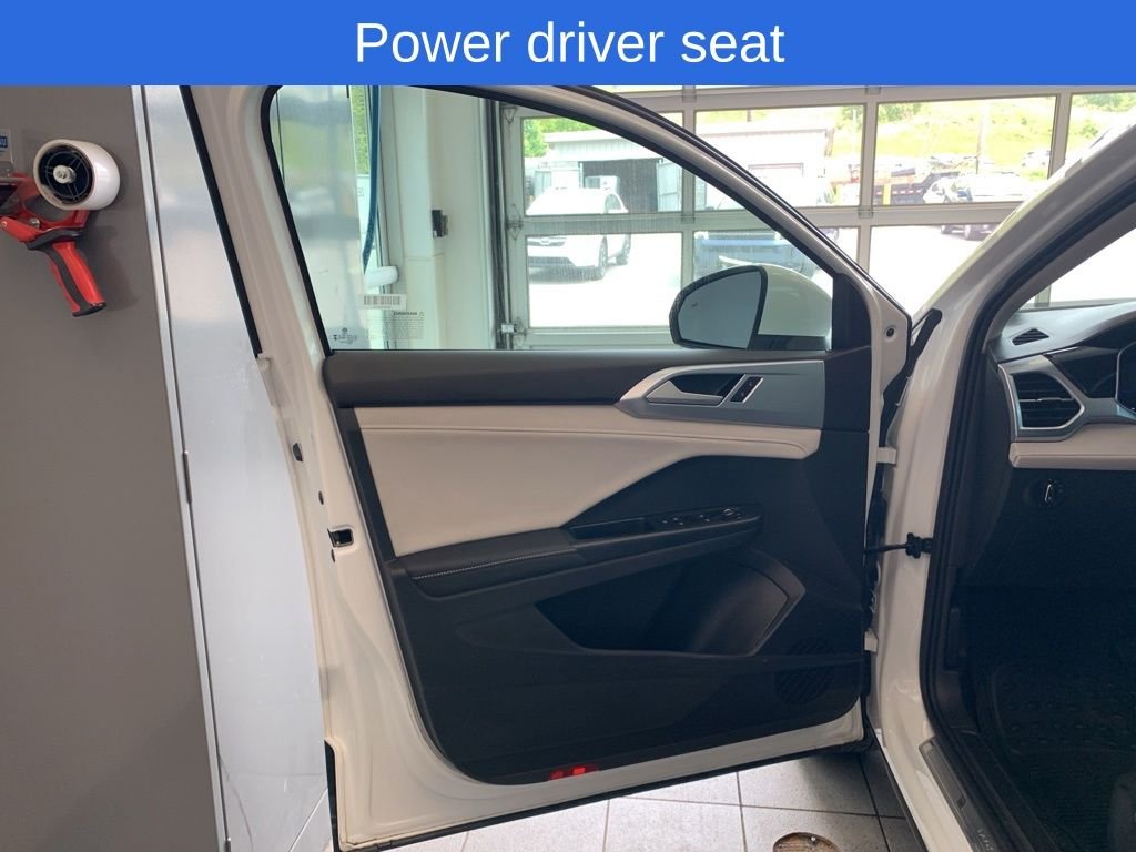 2025 Volkswagen Taos SE - Photo 10