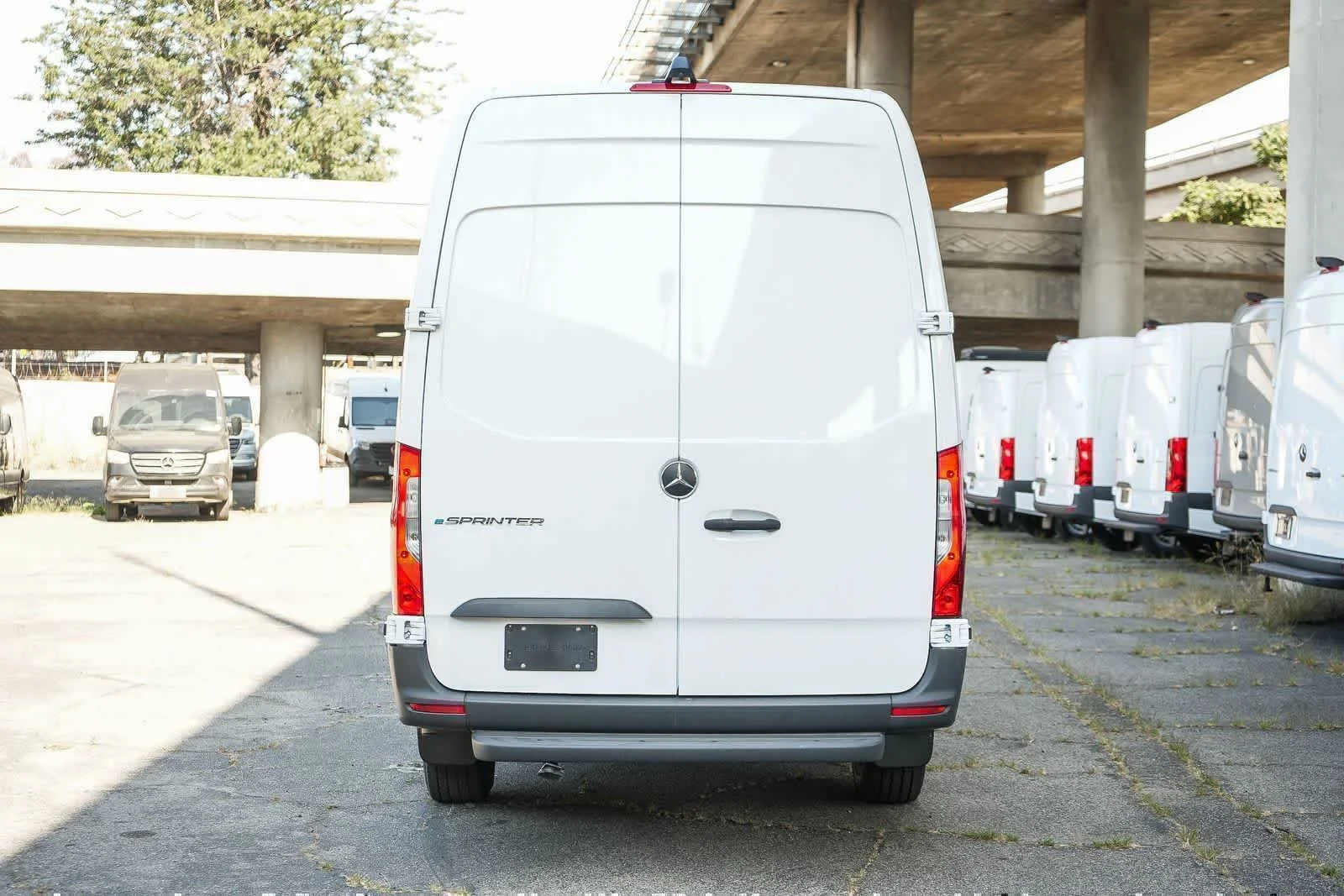 New 2025 Arctic+White Mercedes-Benz Cargo 170WB High Roof 113kW Battery RWD HO Motor image 8