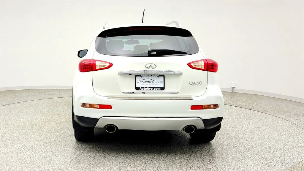 Used 2016 Majestic White INFINITI RWD 4dr w/ Premium Plus & Premium Pkgs + Illuminated Kick Plates image 6
