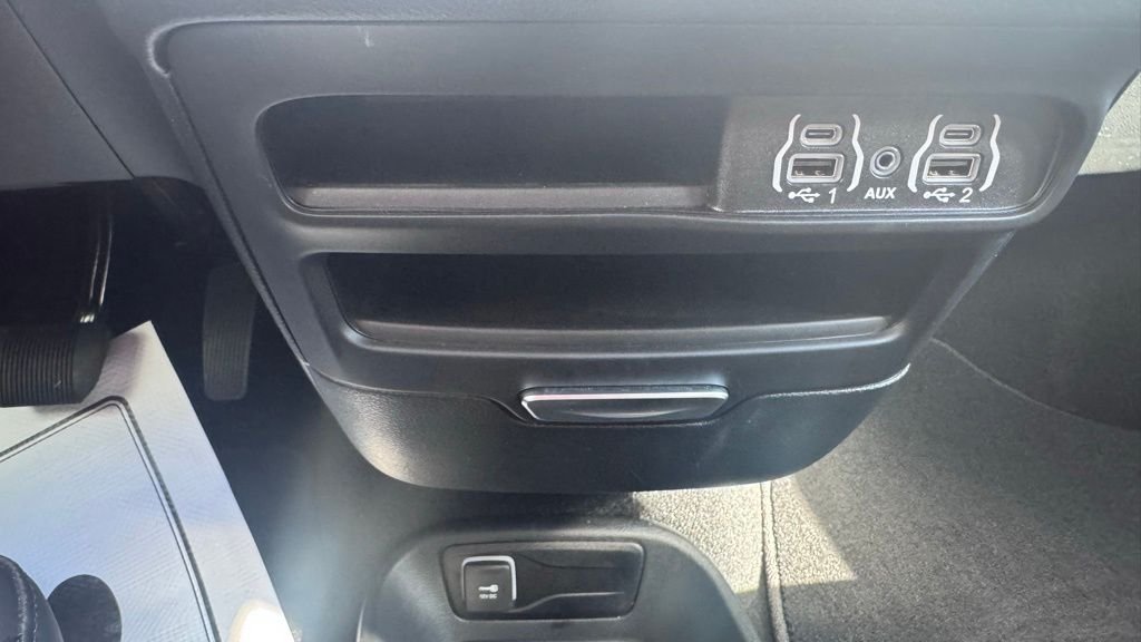 Used 2025 White Chrysler Select image 20