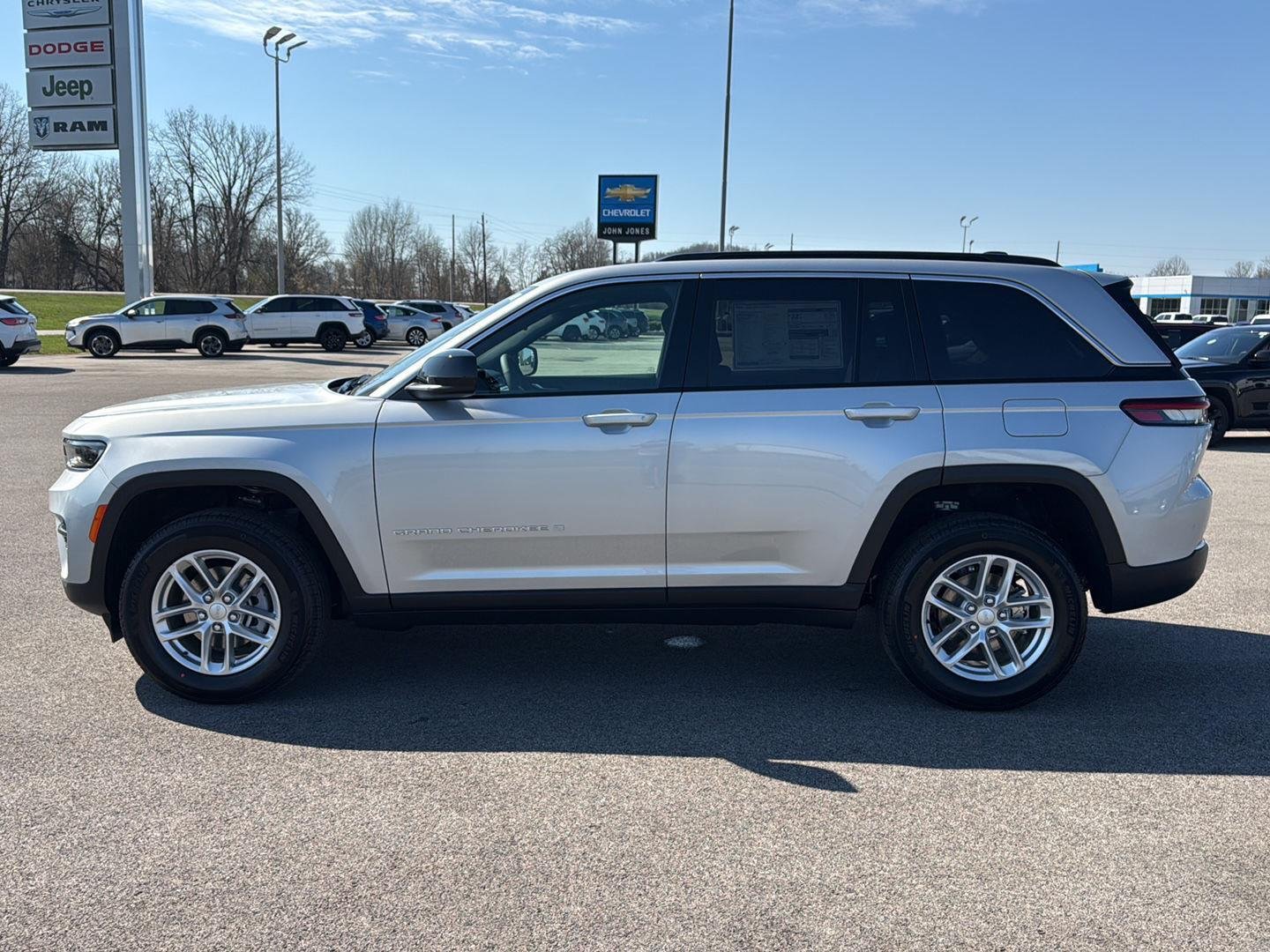 New 2026 Silver Zynith Jeep Laredo X image 7
