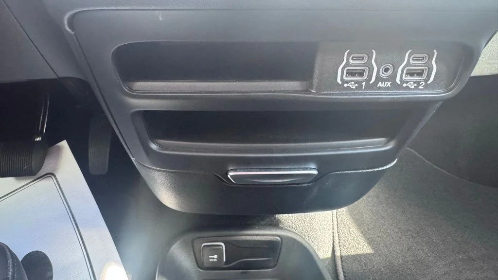 Used 2025 White Chrysler Select image 20