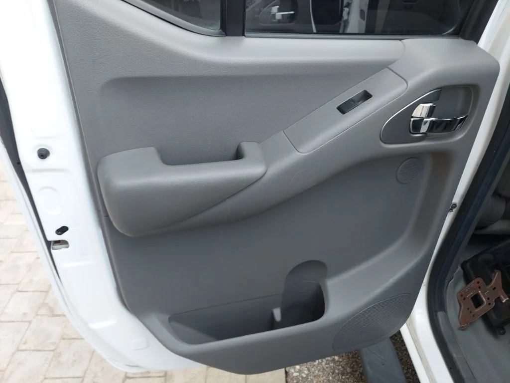 Used 2011 White Nissan SL image 38