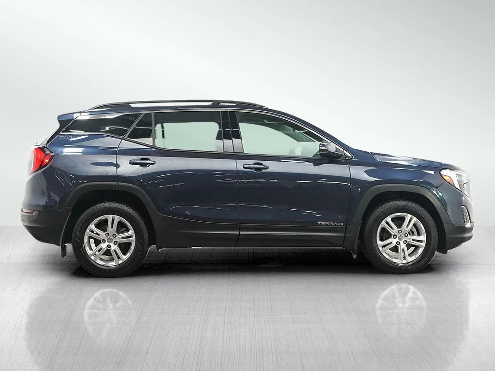 Used 2019 BLUE STEEL METALLIC GMC SLE image 6