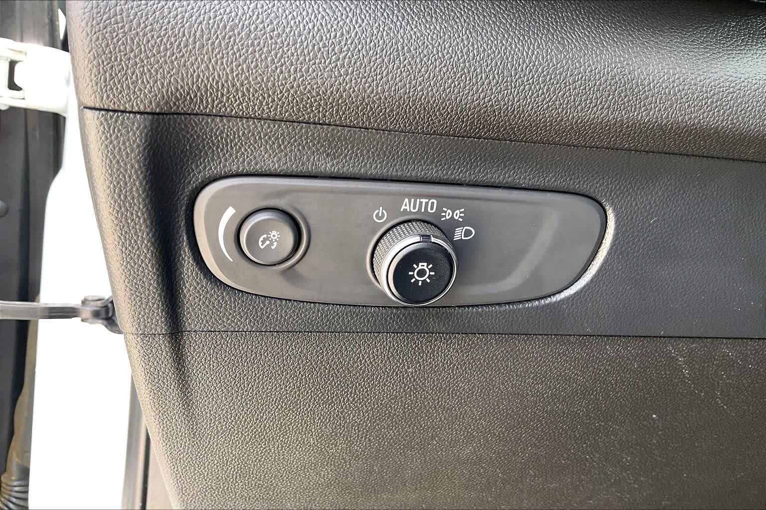 Used 2022 Summit White Buick Preferred image 14