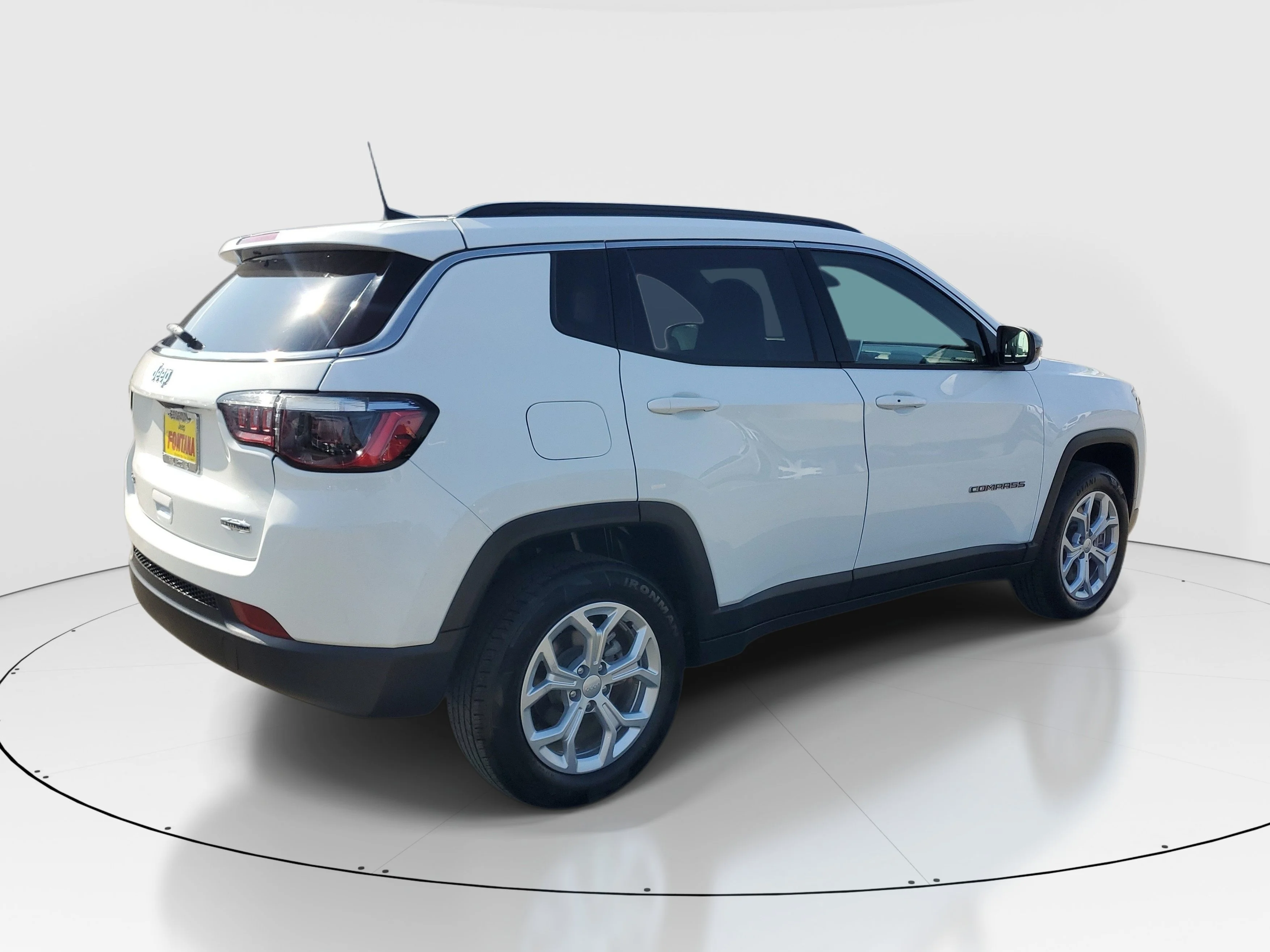 Used 2024 White Jeep Latitude image 6