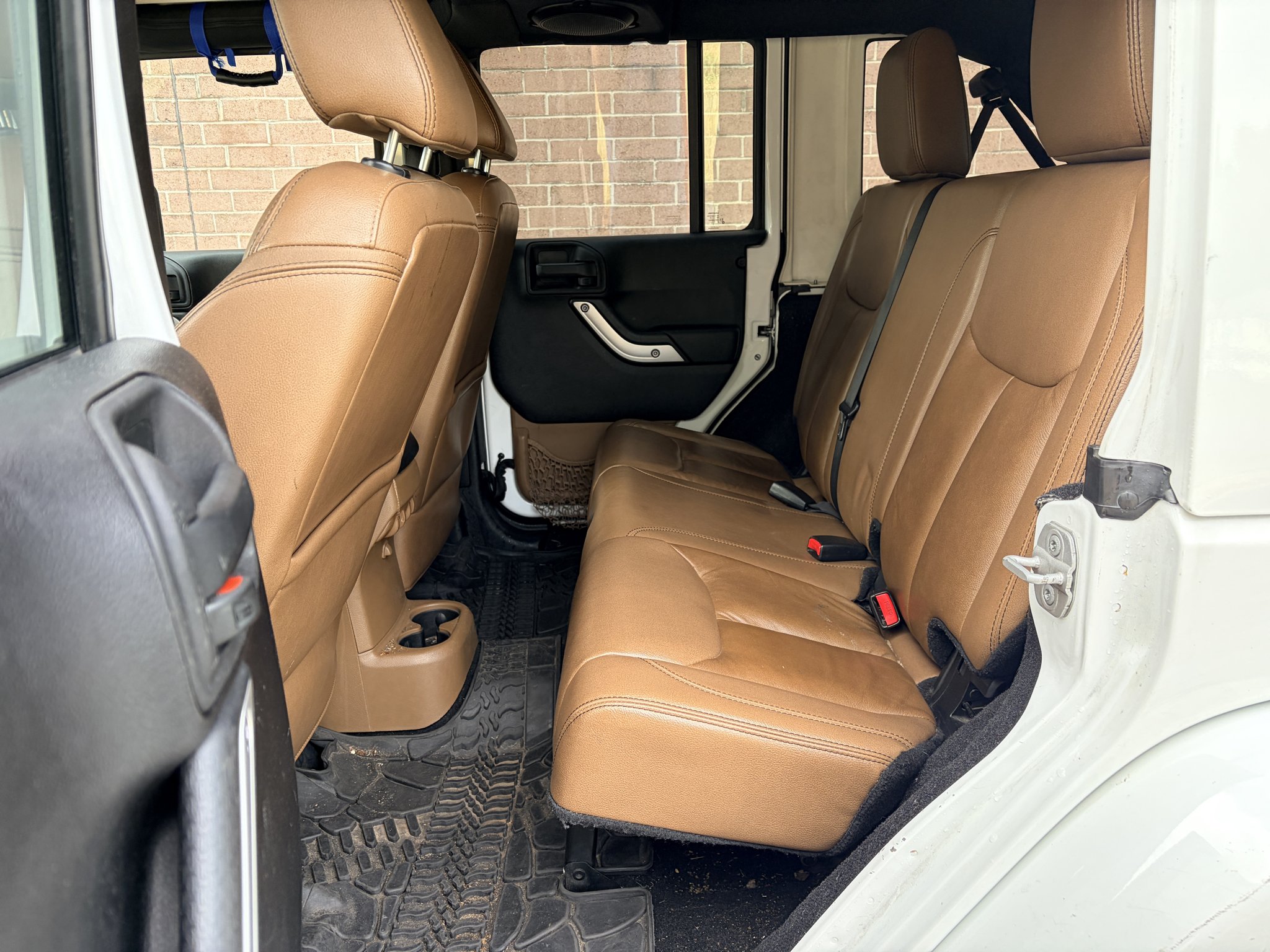 Used 2013 Bright White Clearcoat Jeep Sahara image 17
