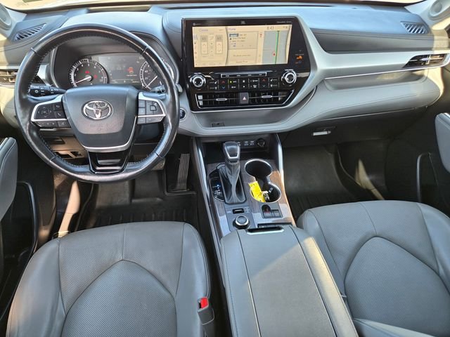 Used 2022 Silver Toyota Platinum image 9