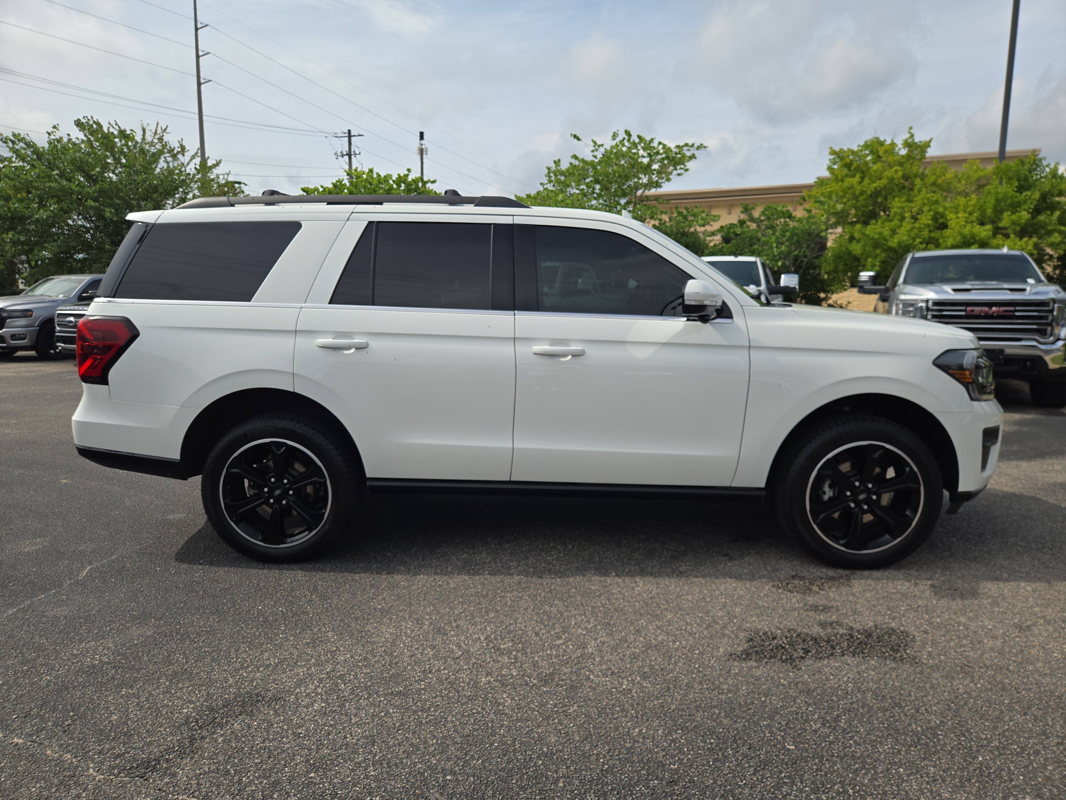 Used 2023 White Ford Limited image 5
