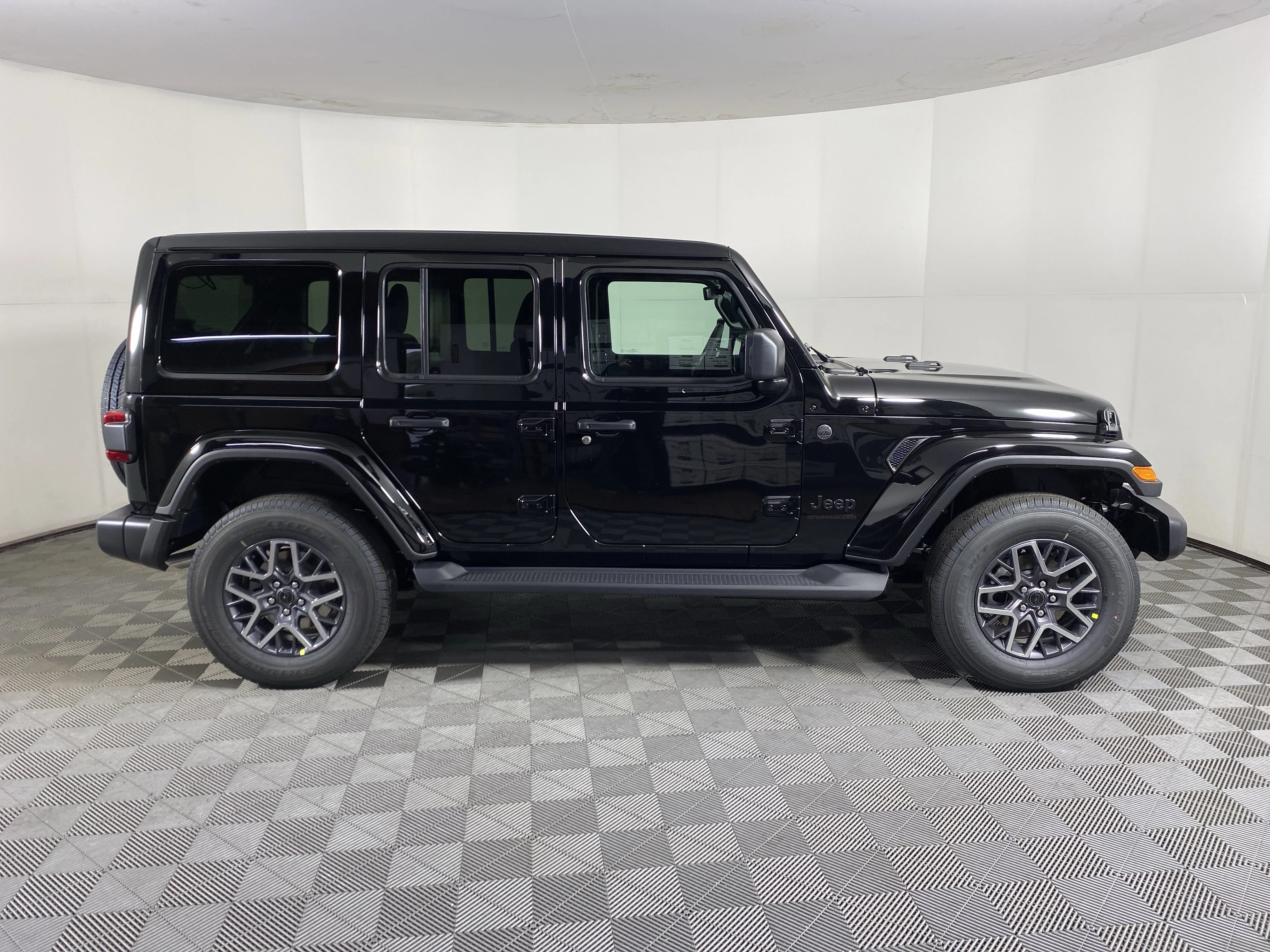 New 2026 Black Clear-Coat Exterior Paint Jeep Sahara image 7