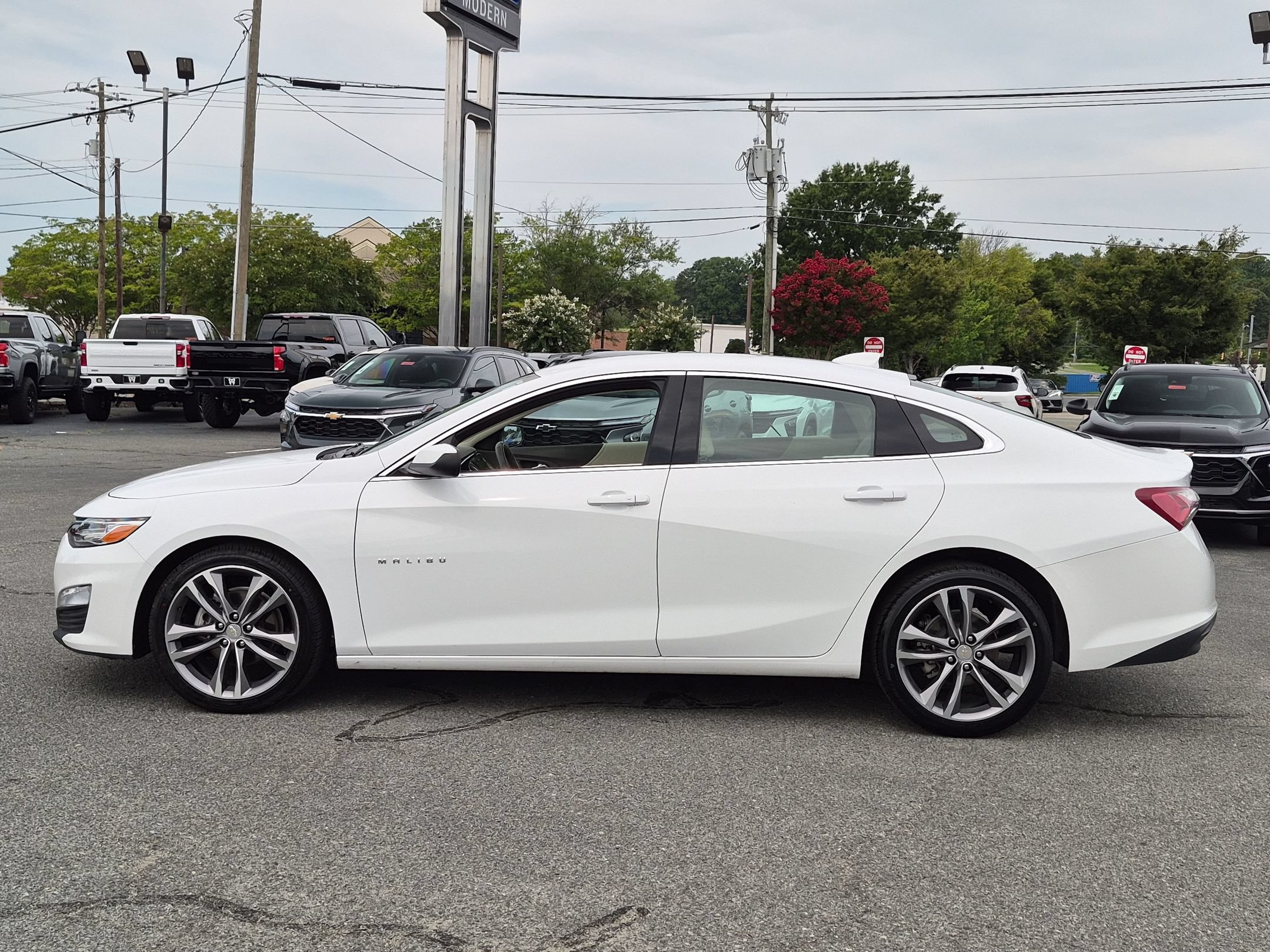 Used 2024 Summit White Chevrolet LT image 2