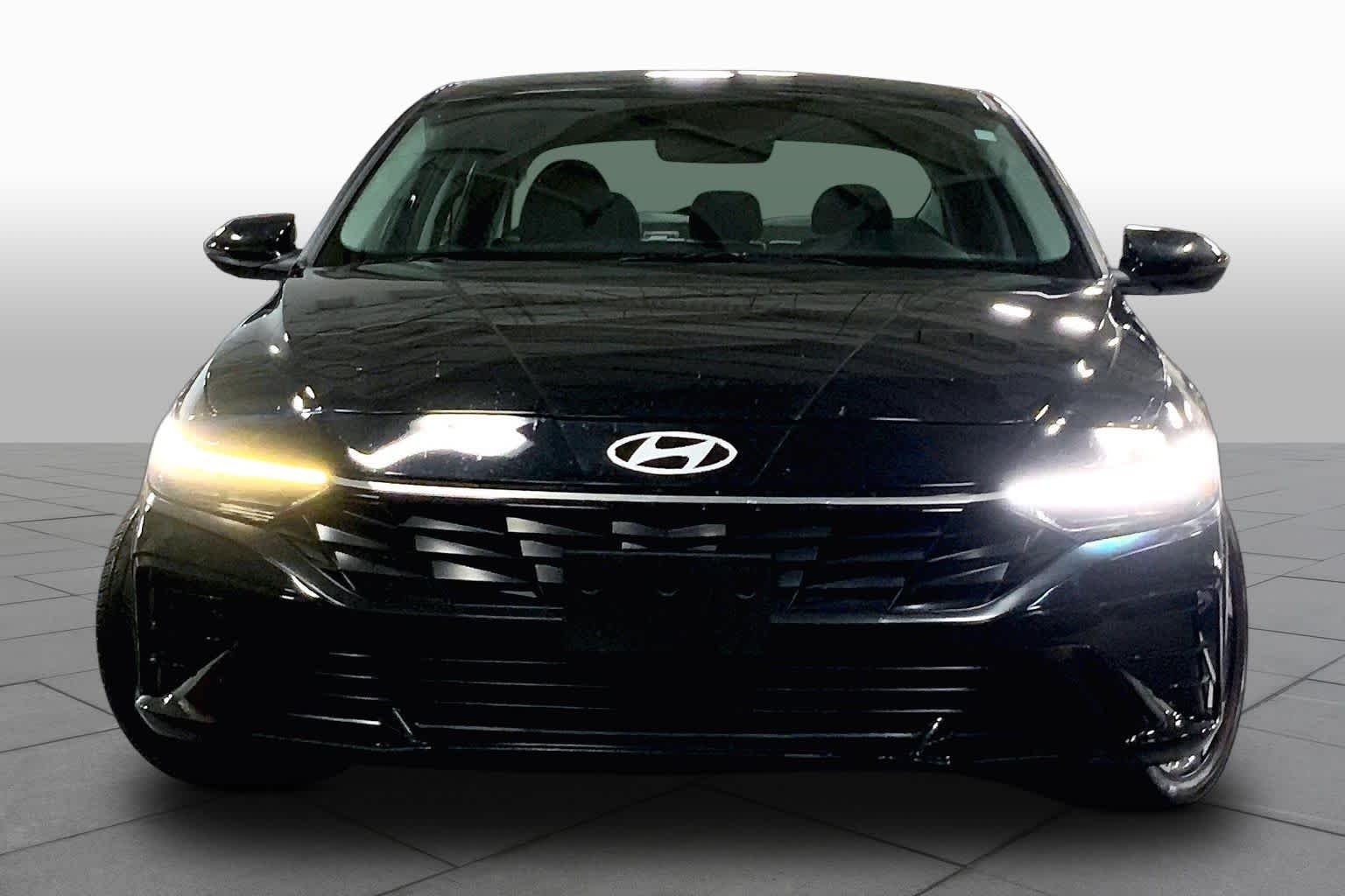 Used 2025 Abyss Black Hyundai Limited image 4