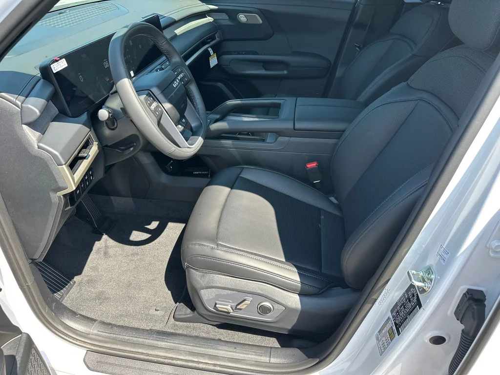 New 2027 White Kia S image 9