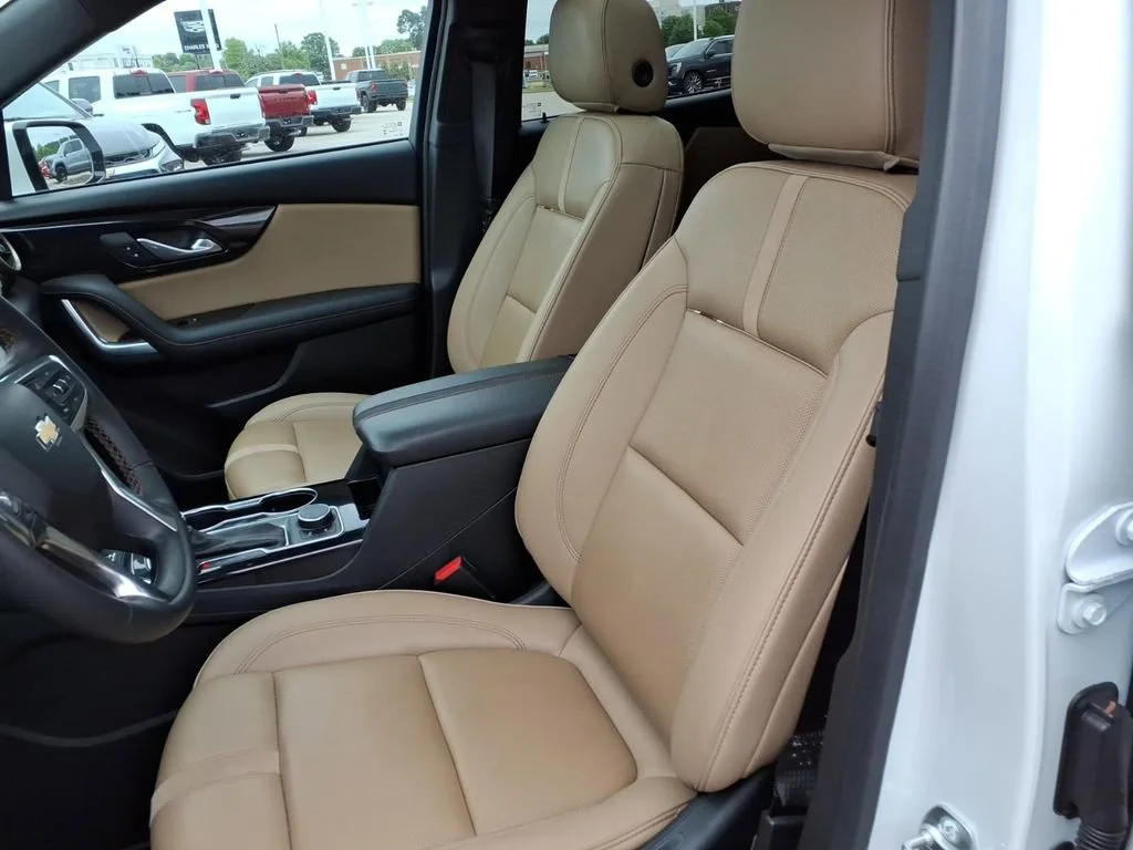 Used 2024 Iridescent Pearl Tricoat Chevrolet Premier image 15