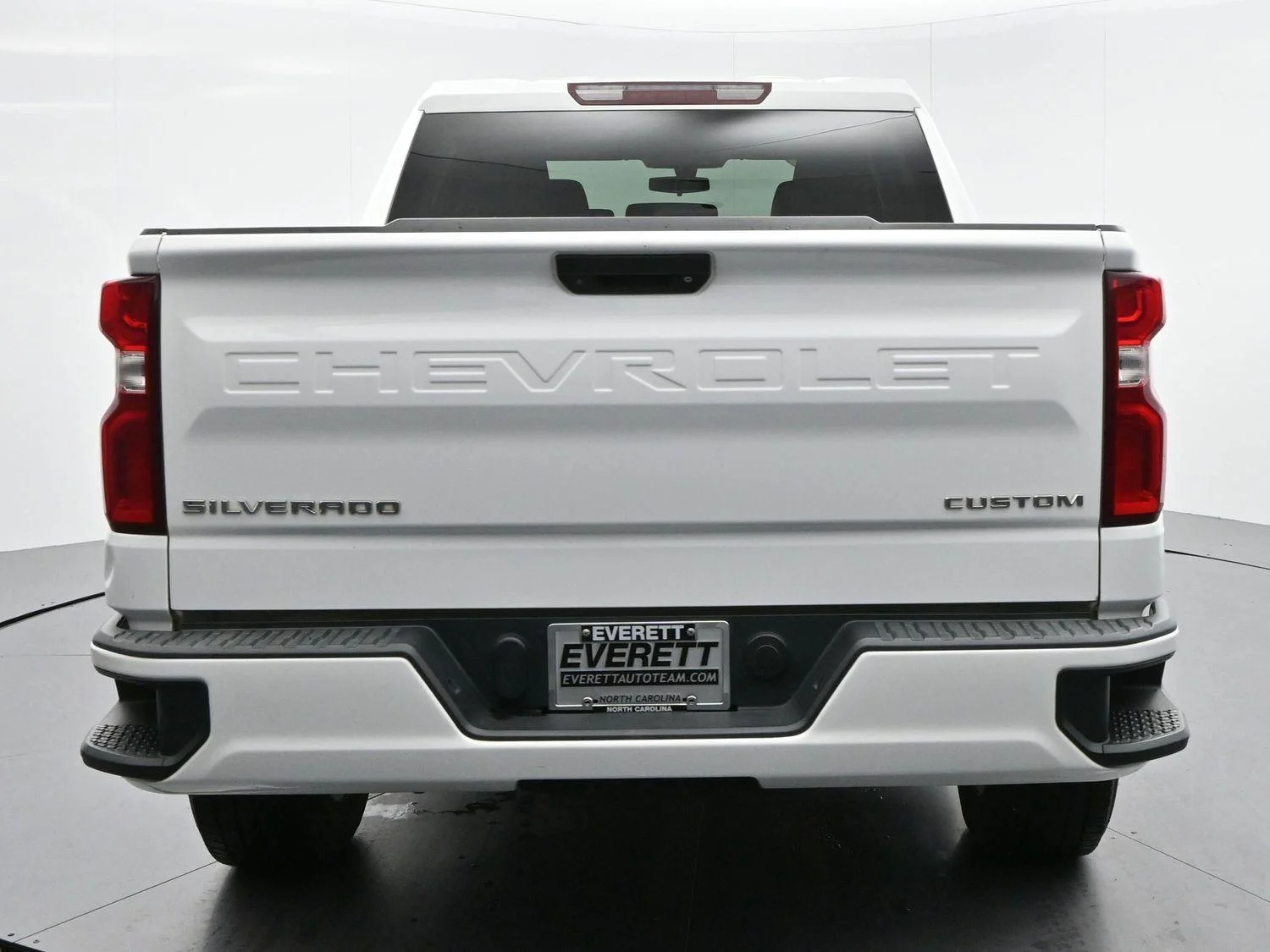 Used 2019 SUMMIT WHITE Chevrolet Custom image 6