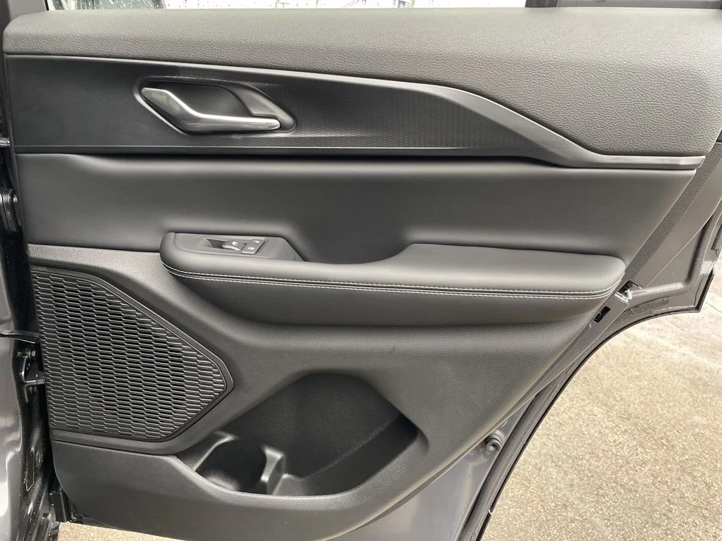 New 2026 Baltic Gray Metallic Clear-Coat Exterior Paint Jeep Laredo X image 13