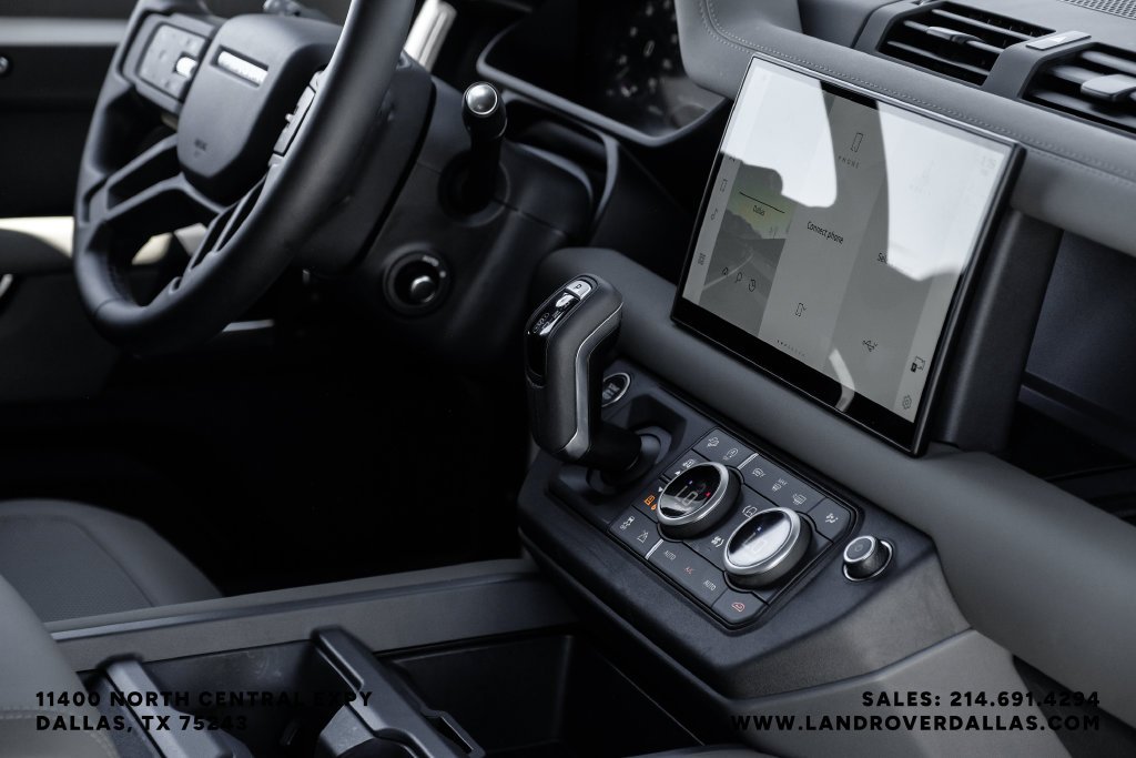 Used 2025 White Land Rover X-Dynamic SE image 29