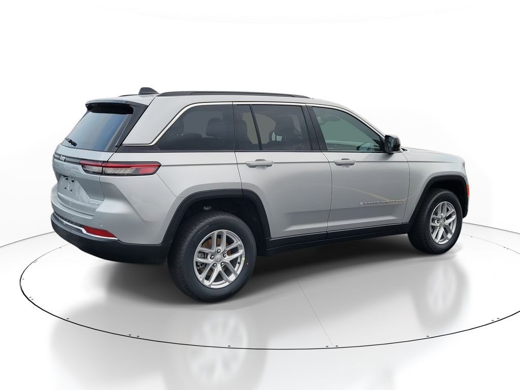 New 2026 Silver Zynith Jeep Laredo image 4