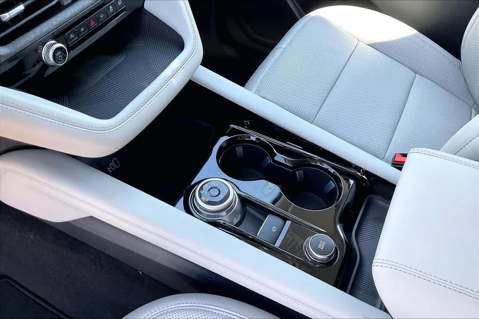 New 2026 Star White Metallic Tri-Coat Ford Platinum™ image 7