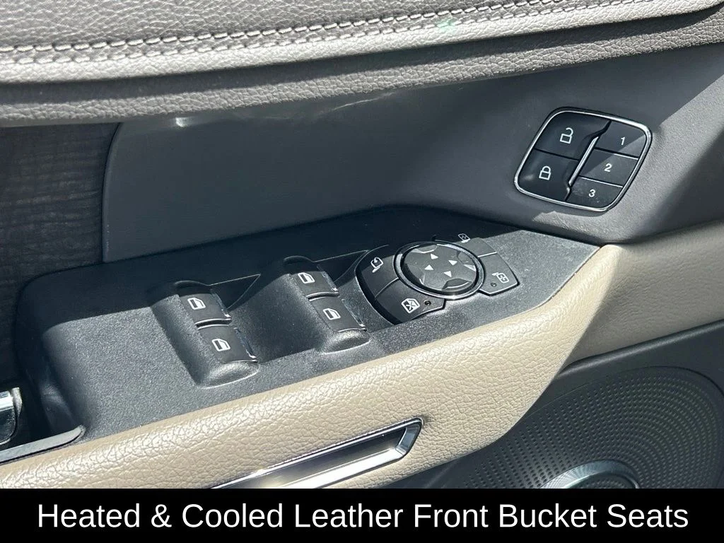 Used 2019 White Platinum Clearcoat Metallic Ford Limited image 18