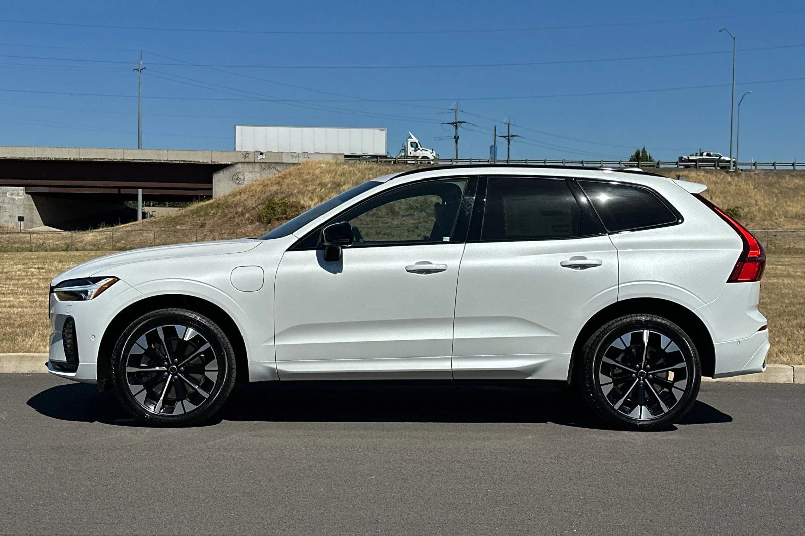 New 2026 Crystal White Volvo Plus image 6