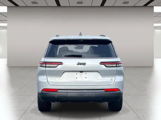 New 2026 Silver Zynith Exterior Paint Jeep Limited image 4